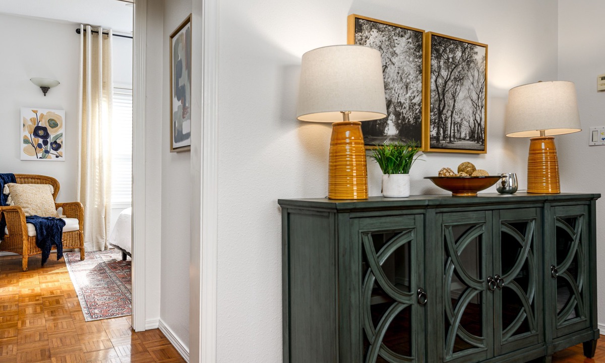 York Apartment | Suite Magnolia. Steps to Downtown & Breweries. Modern 2 bedroom apt w/fireplace.