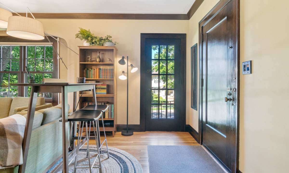 Lynnhurst House | Sophisticated Upstairs Flat in Tudor-Style Duplex