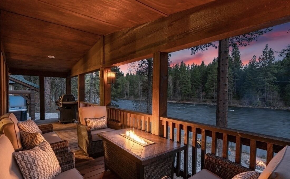 Leavenworth House | The River House, cozy riverfront home w/private hot tub & fire pit