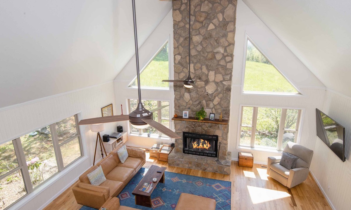 Bakersville Cabin | Charming Mtn Lodge, Fire Pit, Mtn View, WiFi, Grill, Treehouse, Close to town!