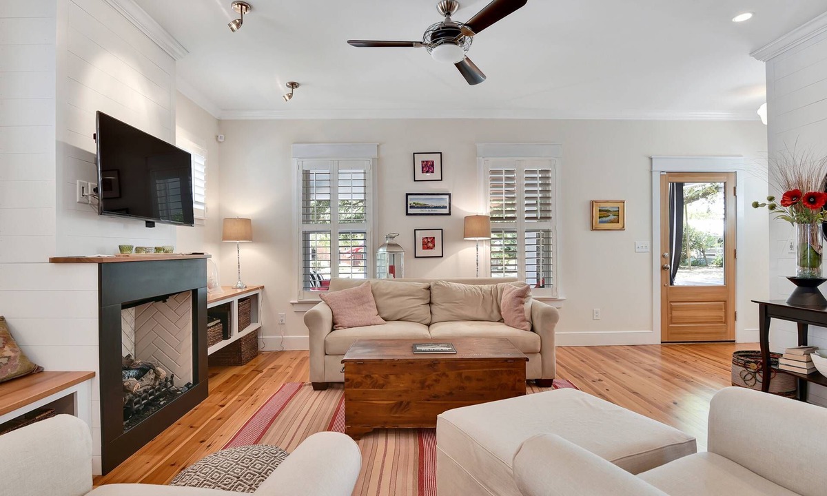 Southport House | Wonderful Cottage - Only 3 Blocks From Downtown Southport Shops and Dining! Outdoor Gas Fire Pit!