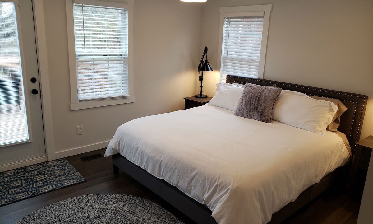 Inglewood House | Family-Friendly East Nashville Retreat – Sleeps 12, Hot Tub, Games & Fenced Yard