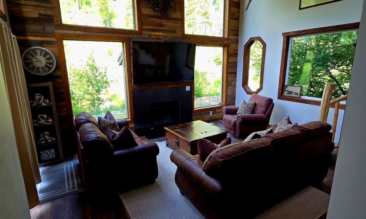 Leavenworth House | New Remodel! Waterfront, pets, Outdoor Ent, Hottub & Views 4min to Leavenworth.