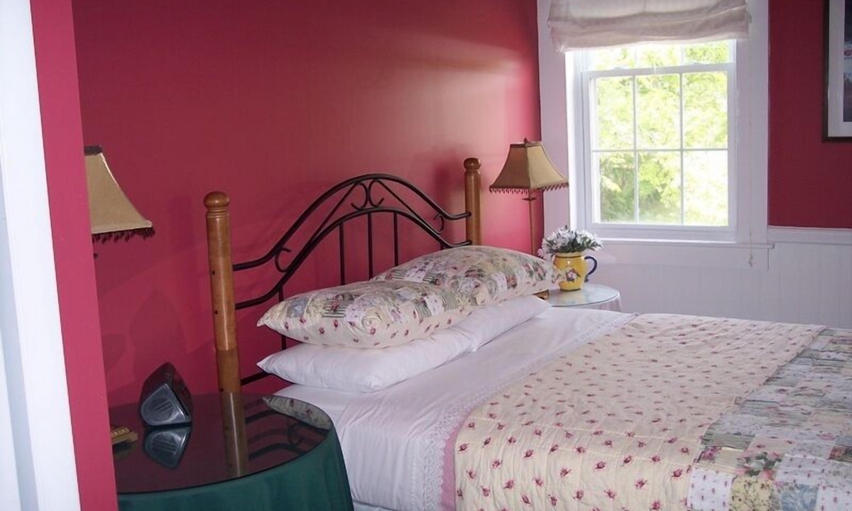 Wolfeboro Hotel | In historic downtown Wolfeboro, 'The Oldest Summer Resort in America'