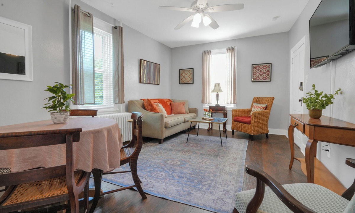 North Wales Apartment | Huckleberry House - 2 Bedroom Apartment Fenced Backyard