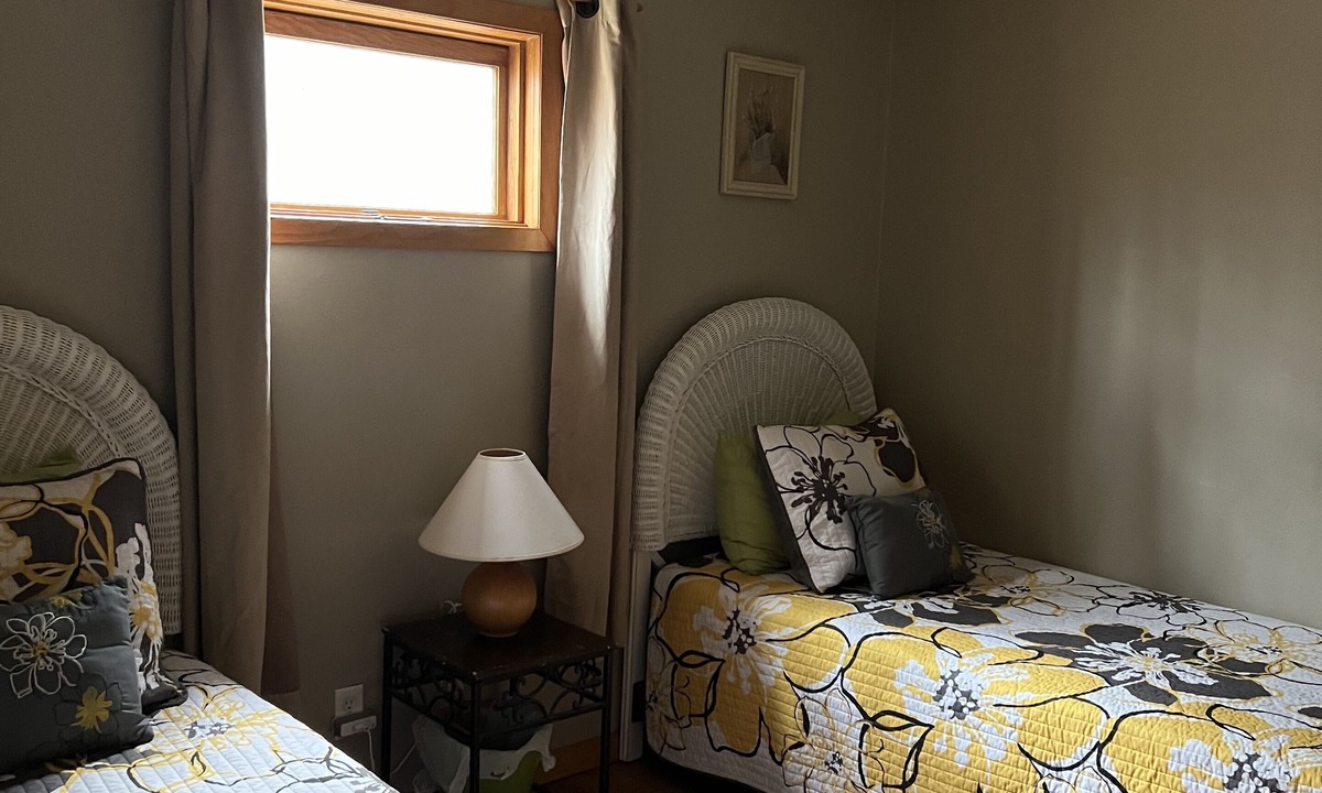 Union Pier Cottage | Delightful 5-bedroom cottage on a private wooded lane in Union Pier.