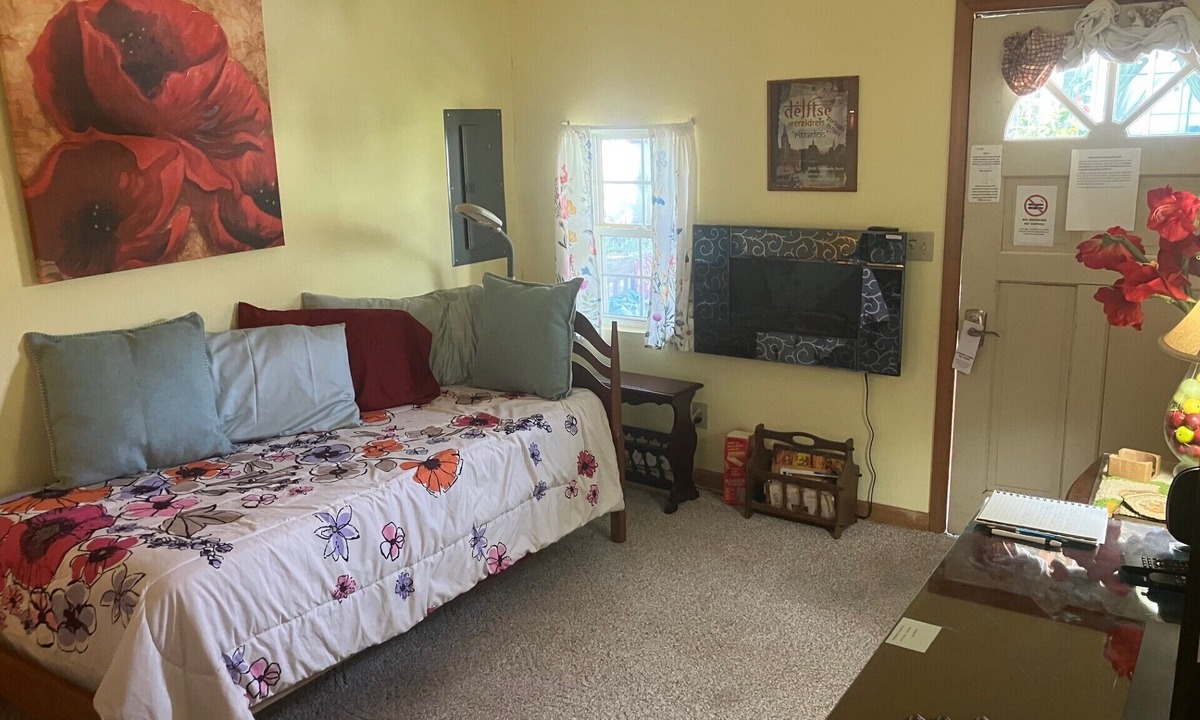 Pilot Mountain Cottage | Charming 1-bedroom cottage with WiFi, AC in quaint Pilot Mountain.