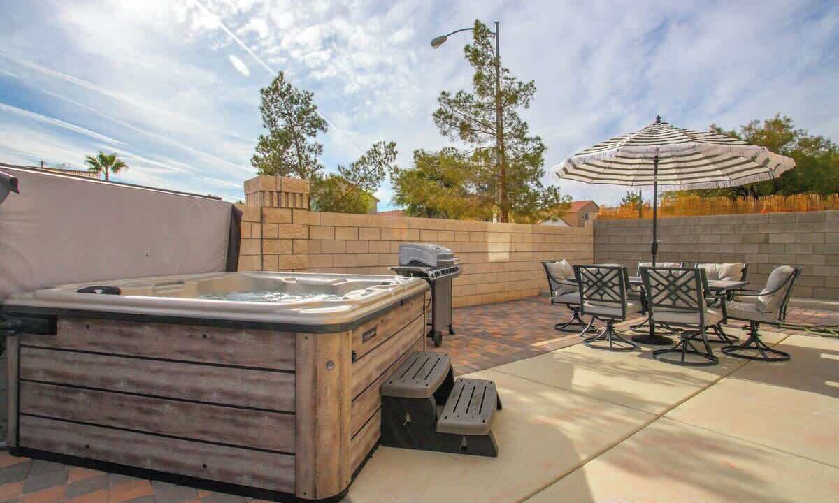 Rhodes Ranch House | 5BR Home w/Hot Tub & Pool Table | Modern Luxury