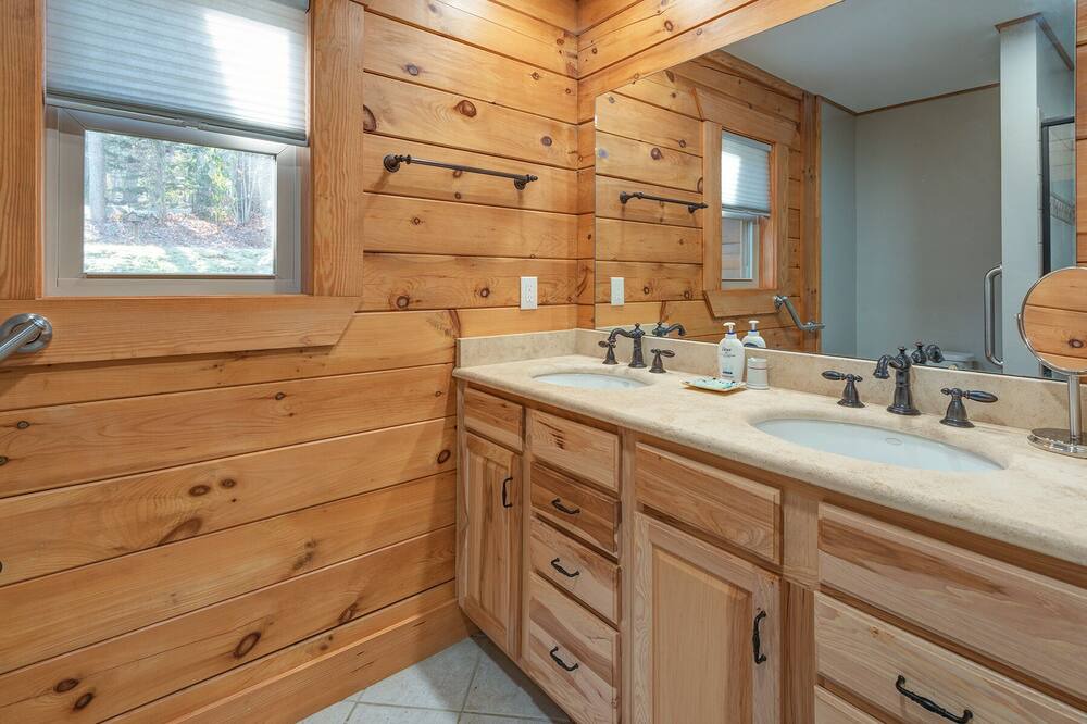 Photo of Bathroom in Maggie Valley