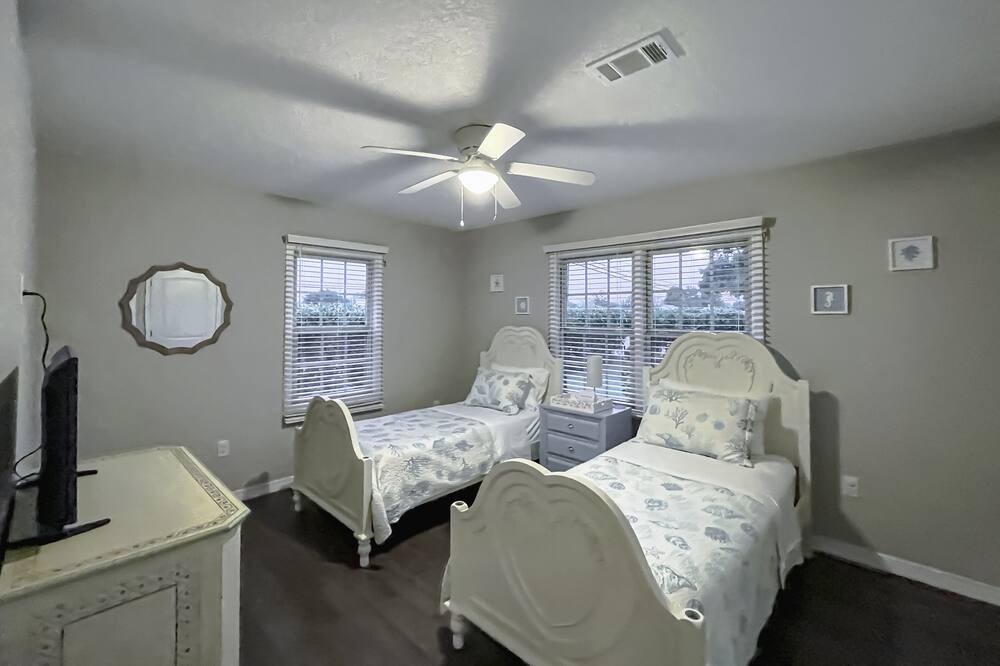 Photo of Bedroom in Long Beach