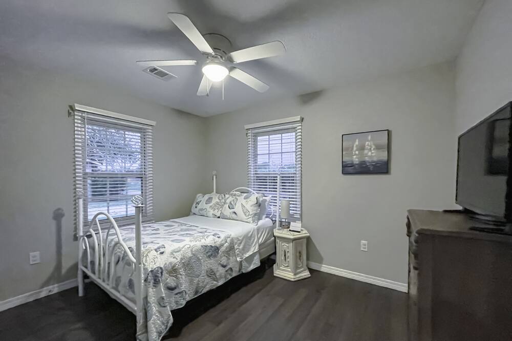 Photo of Bedroom in Long Beach