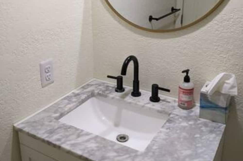 Photo of Bathroom in Albertville