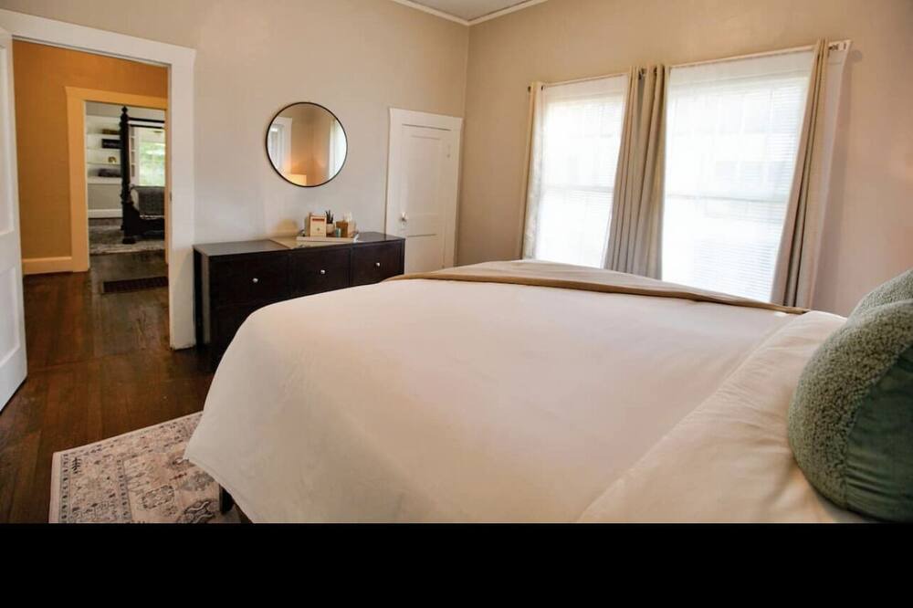 Photo of Bedroom in Crestline Heights