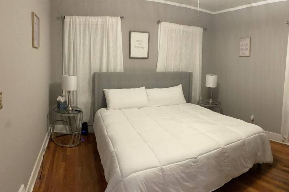 Photo of Bedroom in Crestline Heights