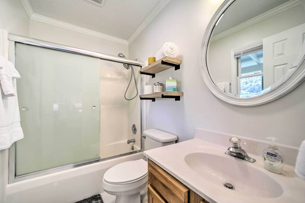 Photo of Bathroom in Maggie Valley