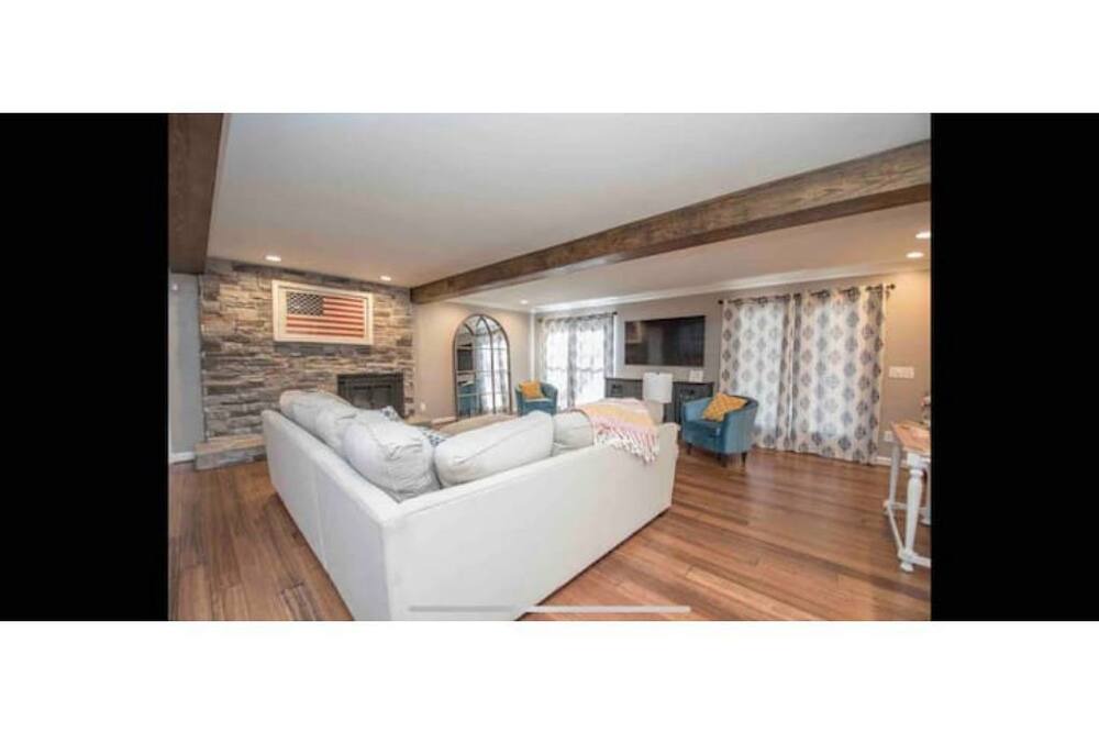 Photo of Livingroom in Inman