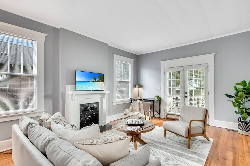 Photo of Livingroom in Midtown