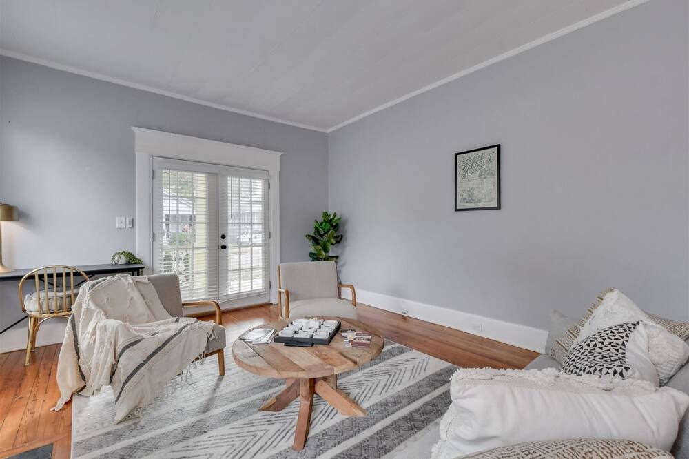 Photo of Livingroom in Midtown