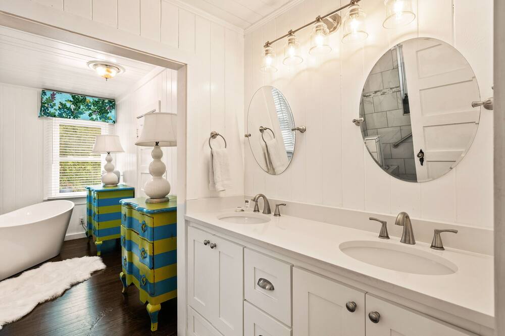 Photo of Bathroom in King City