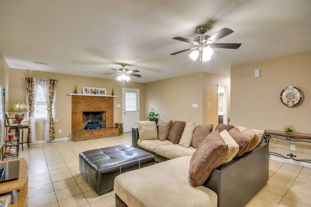 Photo of Livingroom in Peach Orchard
