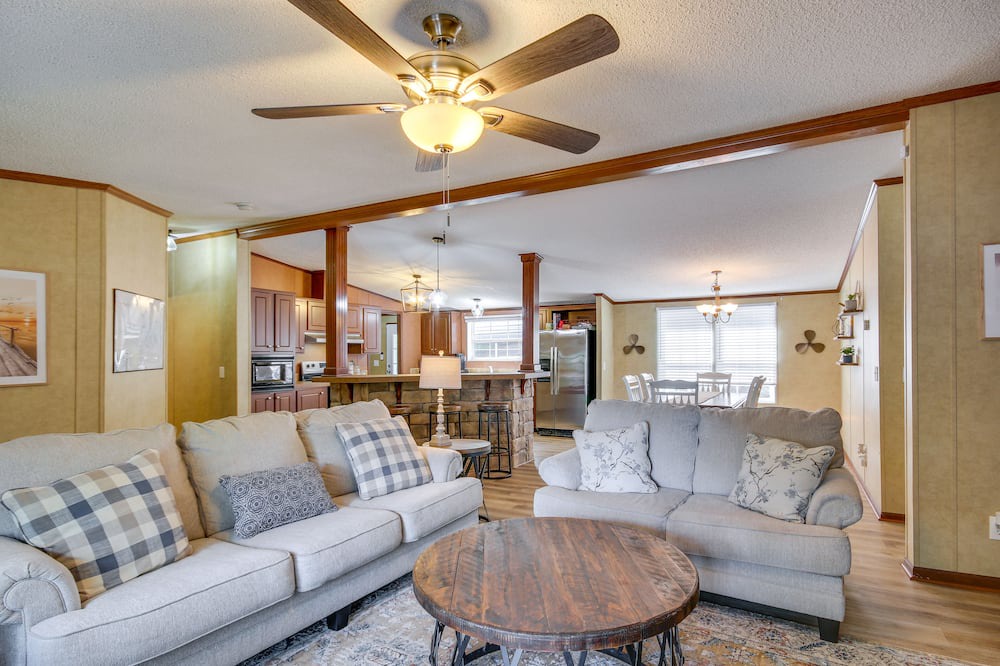 Photo of Livingroom in Newberry Shores