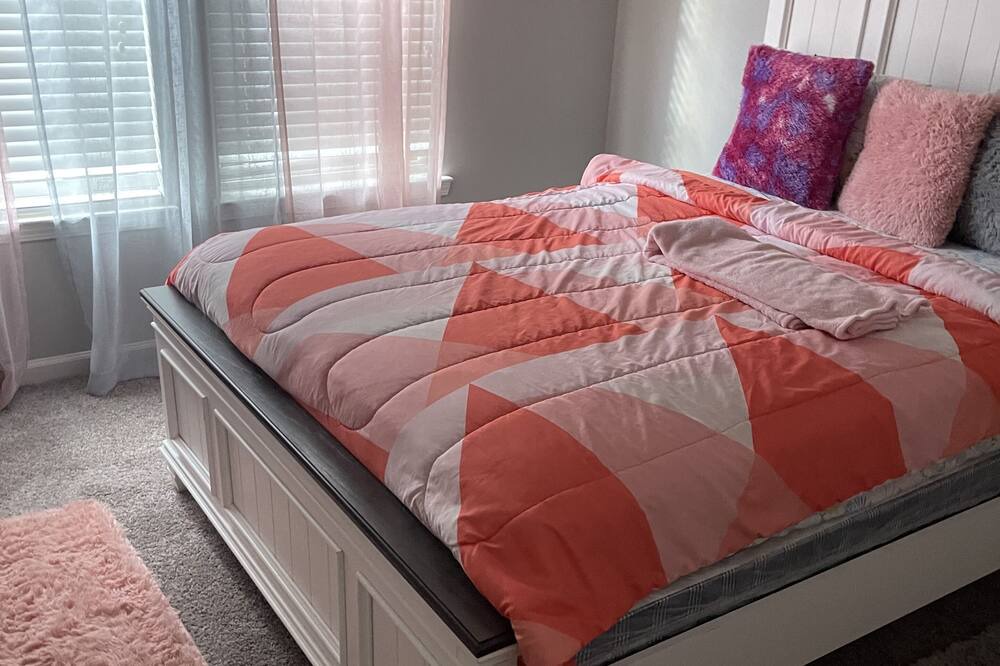 Photo of Bedroom in Crestline Heights