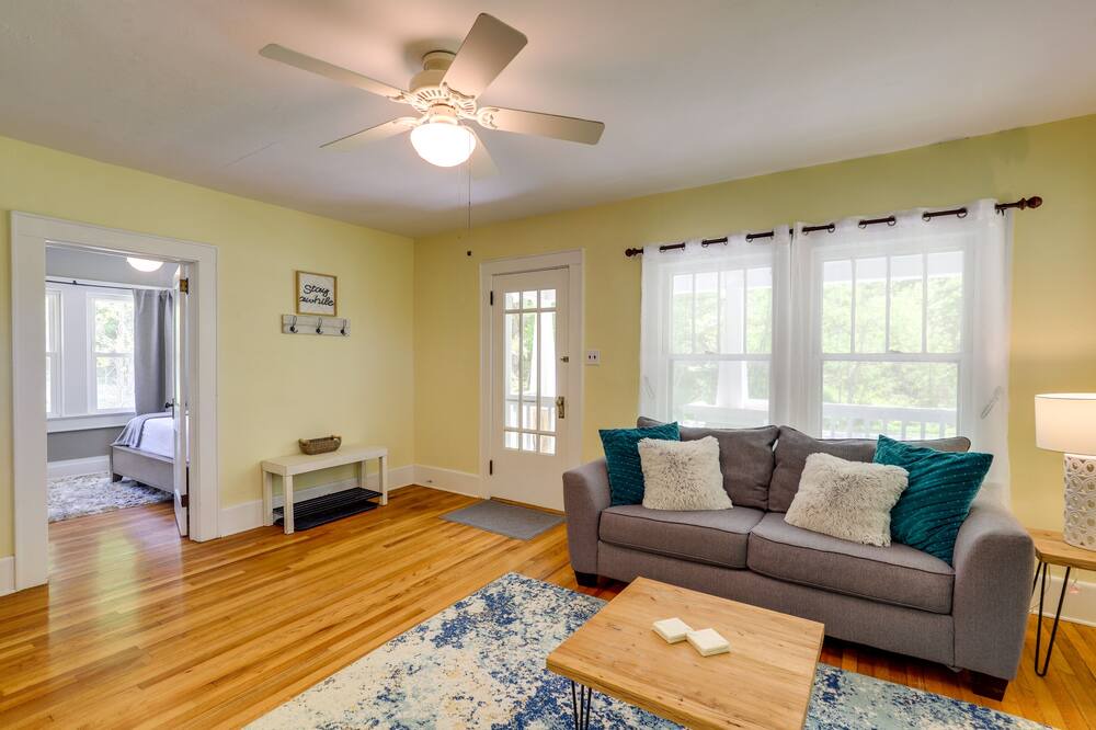 Photo of Livingroom in Mars Hill