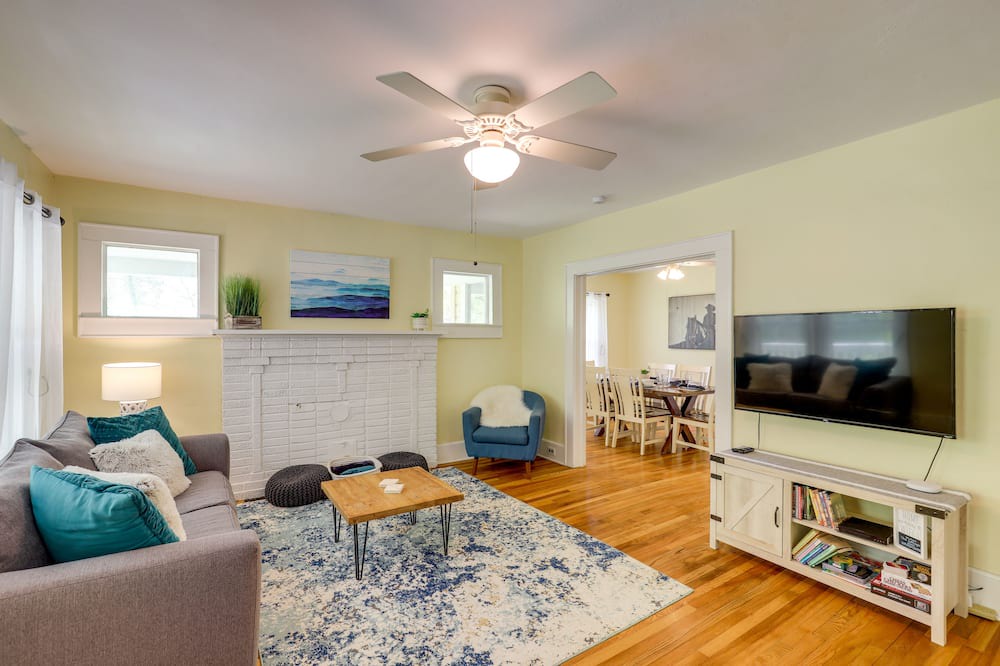 Photo of Livingroom in Mars Hill