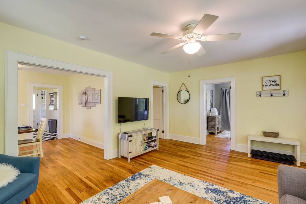 Photo of Livingroom in Mars Hill