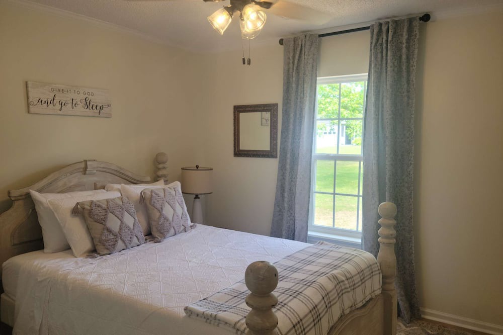 Photo of Bedroom in Albertville