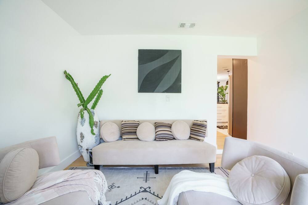 Photo of Livingroom in North Central Hollywood