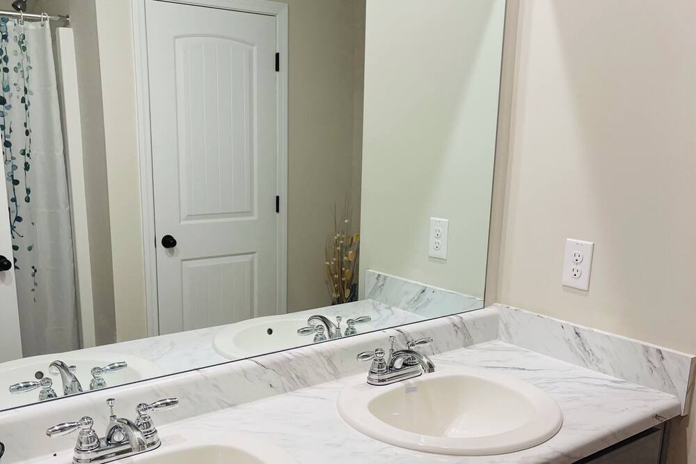 Photo of Bathroom in Lovejoy