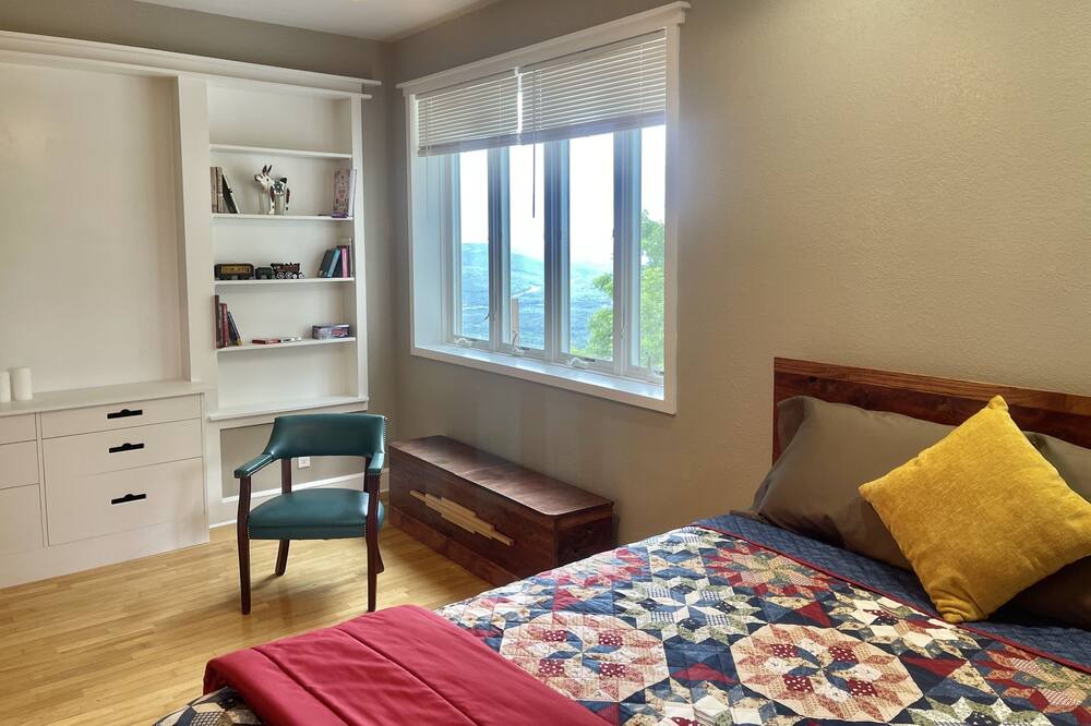 Photo of Bedroom in Menlo
