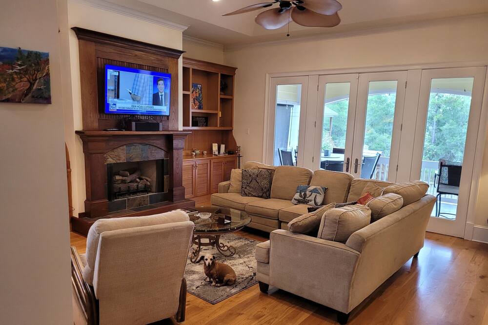 Photo of Livingroom in Gulf Park Estates