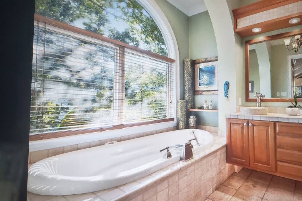 Photo of Bathroom in Gulf Park Estates