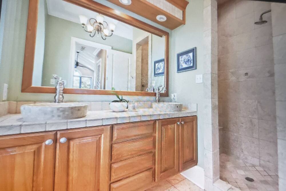 Photo of Bathroom in Gulf Park Estates