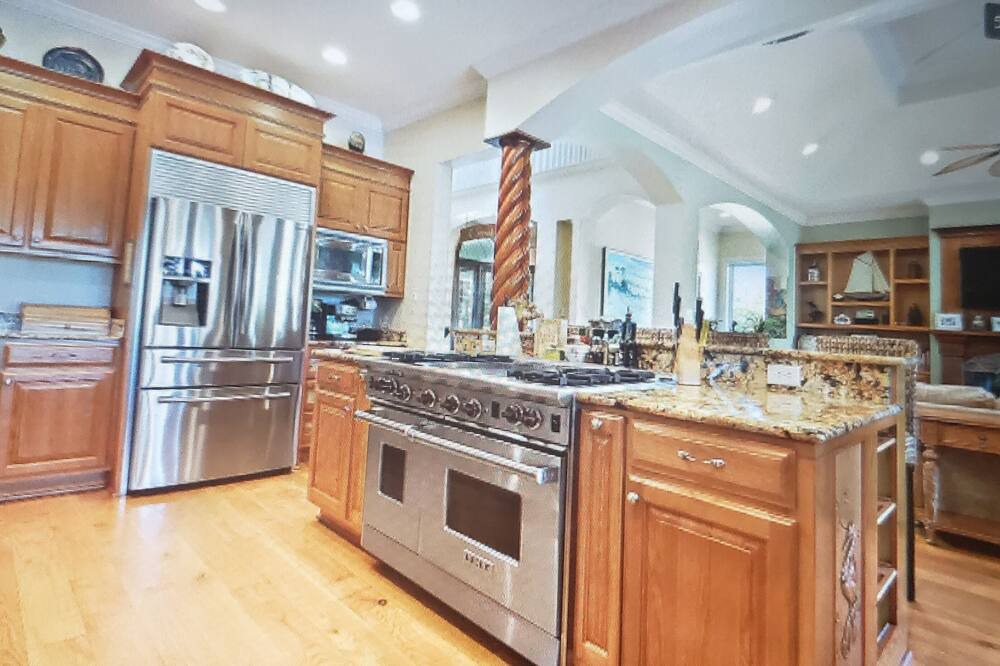 Photo of Kitchen in Gulf Park Estates