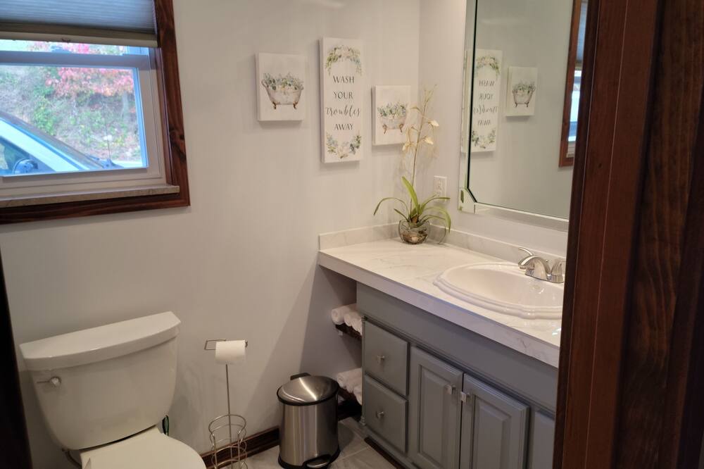 Photo of Bathroom in Kodak
