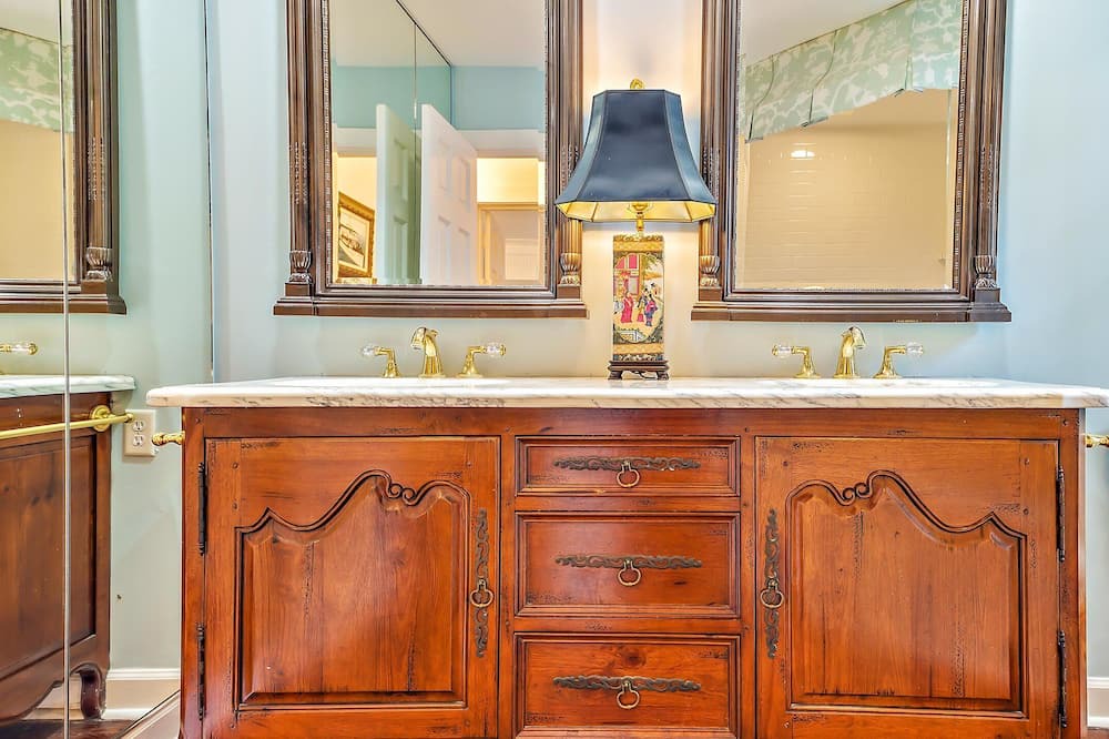 Photo of Bathroom in King City