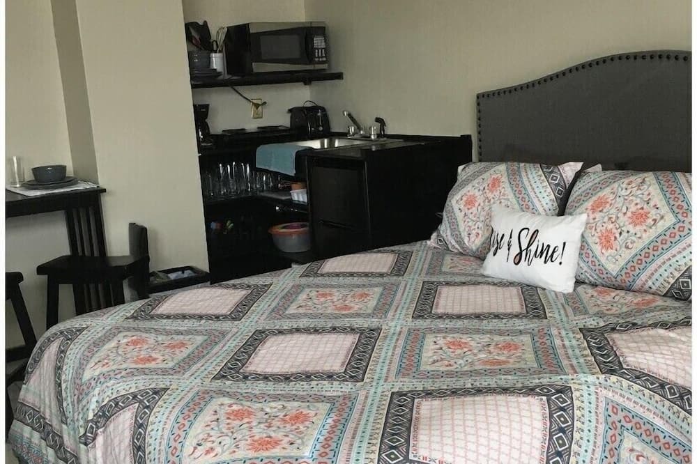 Photo of Bedroom in Hollywood Lakes