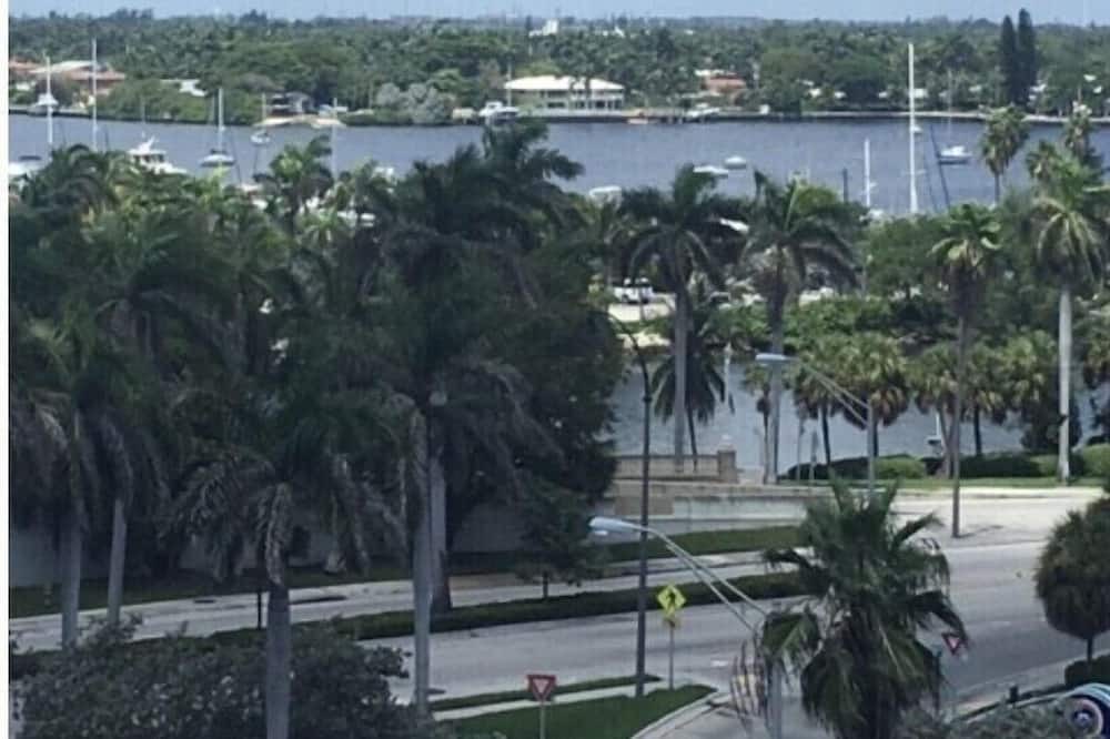 Photo of Others in Hollywood Lakes
