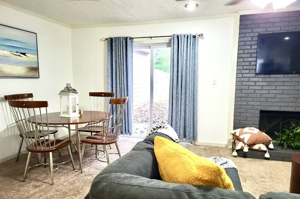 Photo of Livingroom in Riverdale