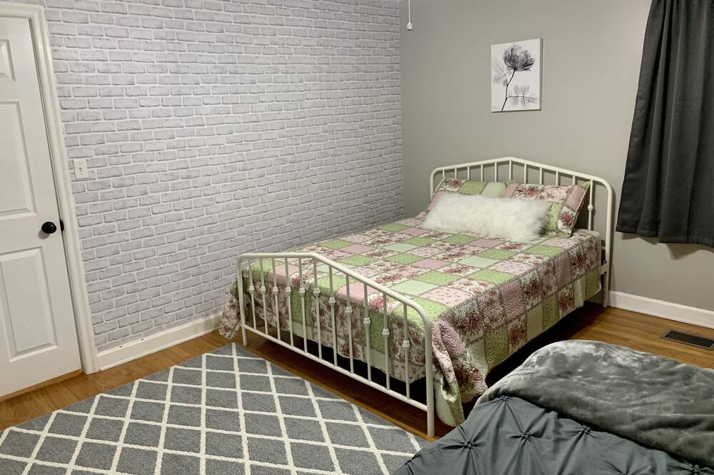 Photo of Bedroom in Guntersville