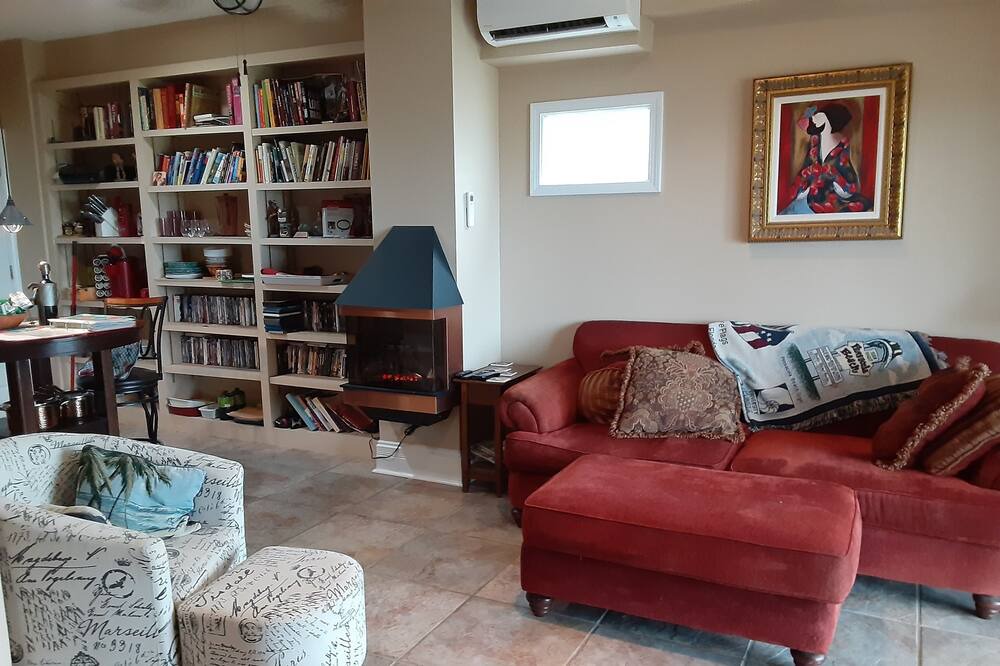 Photo of Livingroom in Oak Court