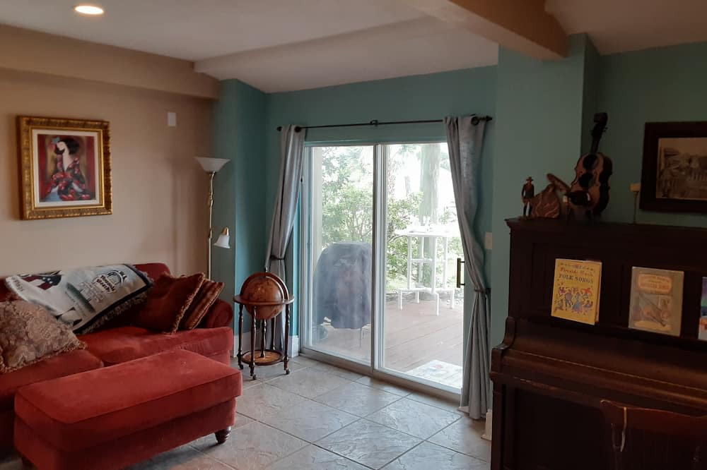 Photo of Livingroom in Oak Court