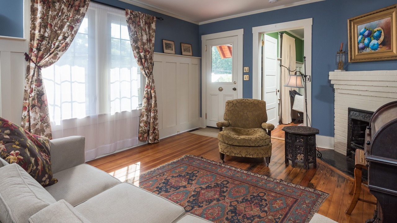 Photo of Livingroom in Historic Montford