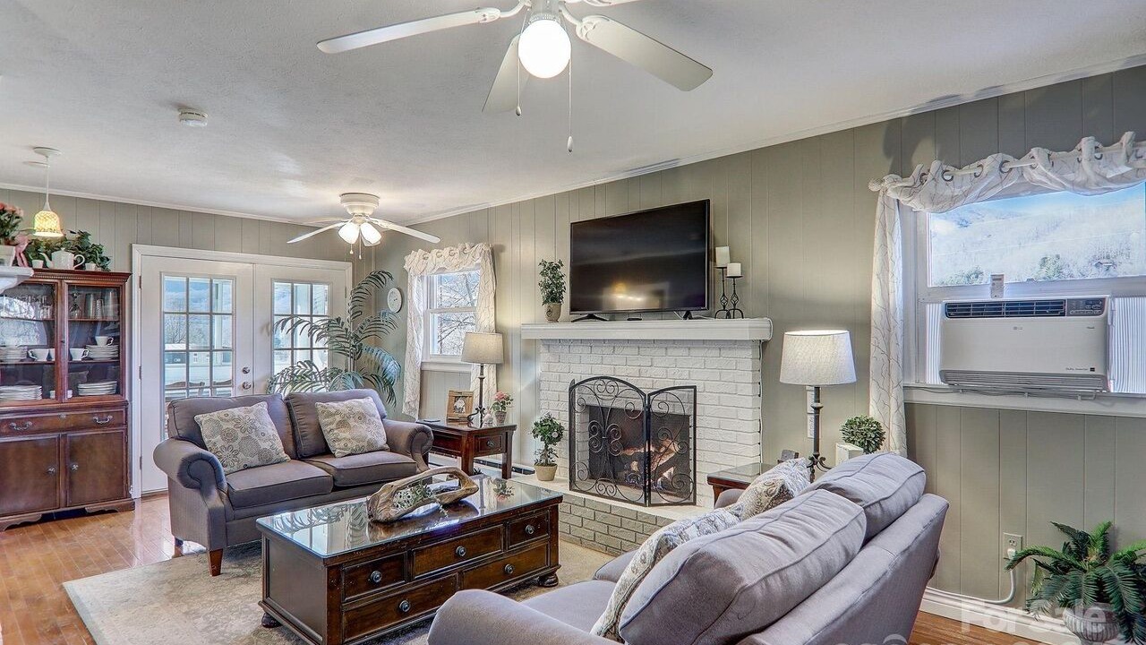 Photo of Livingroom in Maggie Valley
