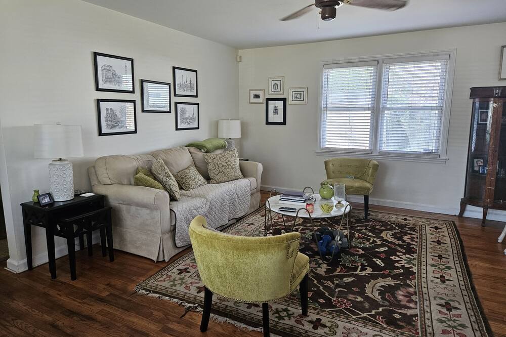 Photo of Livingroom in Forest Hills
