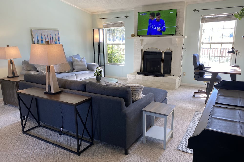 Photo of Livingroom in East Arlington