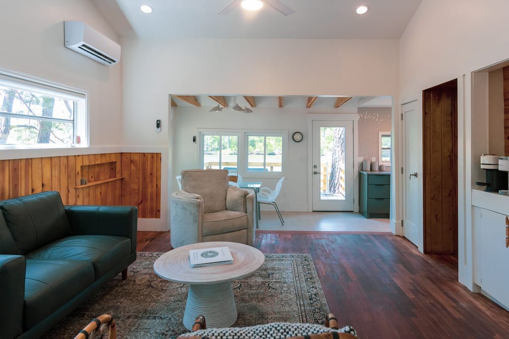Photo of Livingroom in Monticello